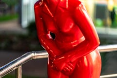 Россия, Сочи, 20 12 2018 - Красная девушка скульптуры держа ее живот стоковое фото Россия, Сочи, 20 12 2018 - Красная девушка скульптуры держа ее живот стоковое фото
