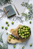 Ростки Брюсселя, книга повара и разделочная доска стоковое изображение Ростки Брюсселя, книга повара и разделочная доска стоковое изображение