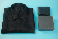 Рубашка и подарочная коробка Счастливый день отцов стоковые фотографии rf Рубашка и подарочная коробка Счастливый день отцов стоковые фотографии rf