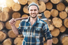 Рубашка шотландки сильного бородатого lumberjack нося держит ось на его плече стоковое фото rf Рубашка шотландки сильного бородатого lumberjack нося держит ось на его плече стоковое фото rf