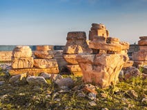Руины и части старых столбцов, capitels и оснований с греческими и христианскими символами в свете захода солнца стоковое фото Руины и части старых столбцов, capitels и оснований с греческими и христианскими символами в свете захода солнца стоковое фото