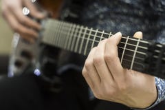 Рука ` s женщины крупного плана играя рояль Любимая классическая музыка Взгляд сверху с темной виньеткой стоковые фото Рука ` s женщины крупного плана играя рояль Любимая классическая музыка Взгляд сверху с темной виньеткой стоковые фото