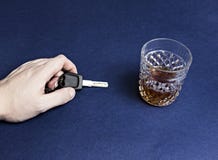 Рука ` s человека держит ключи автомобиля и спирт, спирт конца-вверх стоковые фотографии rf Рука ` s человека держит ключи автомобиля и спирт, спирт конца-вверх стоковые фотографии rf
