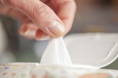 Рука выбрала влажные wipes в коробке пакета, намочила wipes в ` s h женщины стоковое изображение rf Рука выбрала влажные wipes в коробке пакета, намочила wipes в ` s h женщины стоковое изображение rf