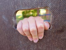 Рука детей держит отверстие на деревянной взбираясь стене Короткое владение пальцев через лестницу стоковая фотография Рука детей держит отверстие на деревянной взбираясь стене Короткое владение пальцев через лестницу стоковая фотография