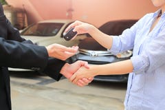 Рука дела давая ключ покупателя на прокатном автомобиле стоковые изображения Рука дела давая ключ покупателя на прокатном автомобиле стоковые изображения