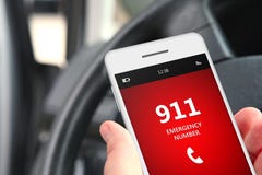 Рука держа мобильный телефон с номером службы экстренной помощи 911 Рука держа мобильный телефон с номером службы экстренной помощи 911