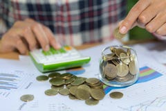Рука женщины кладя coinIn стеклянный опарник Сохраняя богатство денег и финансовая концепция, личные финансы, управление финансов стоковые изображения Рука женщины кладя coinIn стеклянный опарник Сохраняя богатство денег и финансовая концепция, личные финансы, управление финансов стоковые изображения