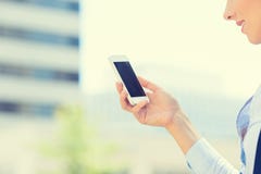 Рука женщины крупного плана держа умный мобильный телефон Стоковое Фото Рука женщины крупного плана держа умный мобильный телефон Стоковое Фото