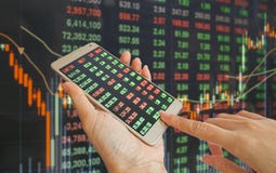 Рука используя мобильный телефон с предпосылкой курса акций стоковое изображение rf Рука используя мобильный телефон с предпосылкой курса акций стоковое изображение rf