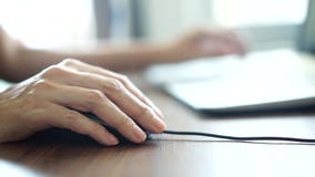 Рука используя мышь компьютера для онлайн работы дела Рука используя мышь компьютера для онлайн работы дела