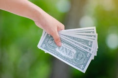Рука отправляет банкнотой доллара денег сбережение и инвестирование денег естественной предпосылки финансовая концепция стоковые изображения Рука отправляет банкнотой доллара денег сбережение и инвестирование денег естественной предпосылки финансовая концепция стоковые изображения