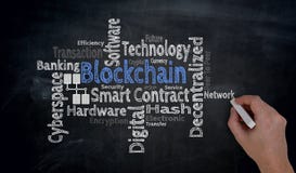 Рука пишет облако blockchain на концепции классн классного Стоковая Фотография RF Рука пишет облако blockchain на концепции классн классного Стоковая Фотография RF