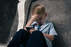 Рука ребенк используя умный телефон Портрет усмехаясь мальчика держа мобильный телефон стоковые изображения rf Рука ребенк используя умный телефон Портрет усмехаясь мальчика держа мобильный телефон стоковые изображения rf