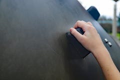 Рука ребенка держа дальше к стене скалолазания стоковое изображение Рука ребенка держа дальше к стене скалолазания стоковое изображение