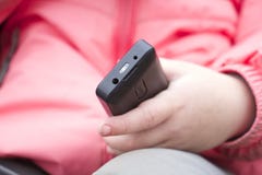 Рука ребенка с телефоном стоковые изображения rf Рука ребенка с телефоном стоковые изображения rf