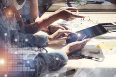 Рука таблетки касающего экрана женщины электронная Руководители проекта исследуя процесс Команда дела работая новый запуск Рука таблетки касающего экрана женщины электронная Руководители проекта исследуя процесс Команда дела работая новый запуск