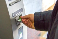 Рука человека вводит пластиковую карту в штепсельную розетку карты банкомата стоковое изображение rf Рука человека вводит пластиковую карту в штепсельную розетку карты банкомата стоковое изображение rf