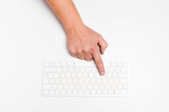 Рука человека используя беспроводную клавиатуру изолированную на белизне стоковое изображение Рука человека используя беспроводную клавиатуру изолированную на белизне стоковое изображение