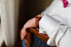 Рука человека с дорогим стильным концом-вверх часов Успешный молодой бизнесмен в белой рубашке и модном вахте на его ha стоковое изображение Рука человека с дорогим стильным концом-вверх часов Успешный молодой бизнесмен в белой рубашке и модном вахте на его ha стоковое изображение