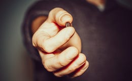 Рука человека с кофейным зерном стоковое изображение Рука человека с кофейным зерном стоковое изображение