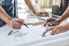 Руки архитектора или инженера работая на встрече светокопии для работы над проектом с партнером на модельном здании и инженерстве стоковые фото Руки архитектора или инженера работая на встрече светокопии для работы над проектом с партнером на модельном здании и инженерстве стоковые фото