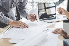 Руки архитектора или инженера работая на встрече светокопии для работы над проектом с партнером на модельном здании и инженерстве стоковая фотография rf Руки архитектора или инженера работая на встрече светокопии для работы над проектом с партнером на модельном здании и инженерстве стоковая фотография rf