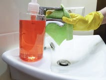 Руки в желтых перчатках моют домоустройство домочадца раковины стоковое фото rf Руки в желтых перчатках моют домоустройство домочадца раковины стоковое фото rf