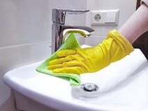 Руки в желтых перчатках моют домоустройство раковины стоковые фото Руки в желтых перчатках моют домоустройство раковины стоковые фото