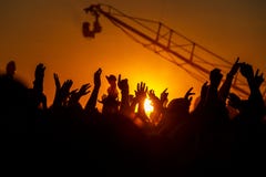 Руки вверх на заходе солнца стоковые фото Руки вверх на заходе солнца стоковые фото