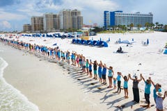 Руки вдоль воды в Clearwater приставают Флориду к берегу для того чтобы опротестовать tox стоковое изображение Руки вдоль воды в Clearwater приставают Флориду к берегу для того чтобы опротестовать tox стоковое изображение