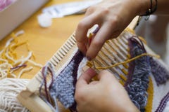 Руки вертикальной тени сплетя работая голубые желтые шерсти стоковое изображение rf Руки вертикальной тени сплетя работая голубые желтые шерсти стоковое изображение rf