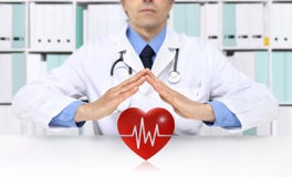 Руки врачуют защищают символ сердца, медицинскую медицинскую страховку стоковая фотография Руки врачуют защищают символ сердца, медицинскую медицинскую страховку стоковая фотография