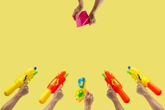 Руки держа водяной пистолет и ведро для фестиваля воды или Songkran стоковые изображения Руки держа водяной пистолет и ведро для фестиваля воды или Songkran стоковые изображения