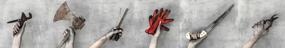 Руки держа инструменты деятельности изолированный на серой предпосылке стоковое изображение rf Руки держа инструменты деятельности изолированный на серой предпосылке стоковое изображение rf