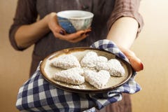 Руки держа печенье и кофе валентинки Стоковое фото RF Руки держа печенье и кофе валентинки Стоковое фото RF