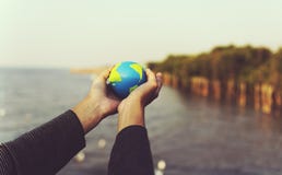 Руки держат глобальную зеленую экологичность окружающей среды стоковые изображения Руки держат глобальную зеленую экологичность окружающей среды стоковые изображения
