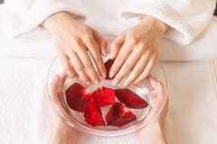 Руки женщины в стеклянном шаре с водой на белом полотенце стоковое изображение Руки женщины в стеклянном шаре с водой на белом полотенце стоковое изображение