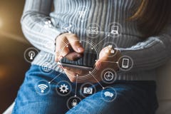 Руки женщины используя мобильный телефон в современном офисе с компьтер-книжкой и цифровым планшетом стоковое фото Руки женщины используя мобильный телефон в современном офисе с компьтер-книжкой и цифровым планшетом стоковое фото