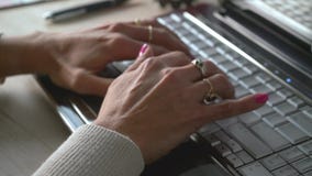 Руки женщины печатая компьютер акции видеоматериалы Руки женщины печатая компьютер акции видеоматериалы