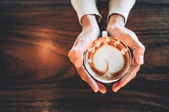 Руки и кофе горячих любовников кофе в espress утра горячих стоковые изображения Руки и кофе горячих любовников кофе в espress утра горячих стоковые изображения