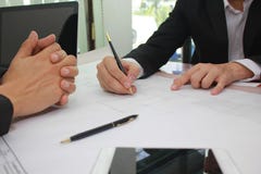 Руки инженера работая на светокопии на офисе, концепции корпоративных людей дела работая стоковая фотография Руки инженера работая на светокопии на офисе, концепции корпоративных людей дела работая стоковая фотография