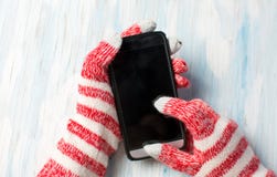 Руки используя телефон в перчатках зимы стоковые изображения Руки используя телефон в перчатках зимы стоковые изображения
