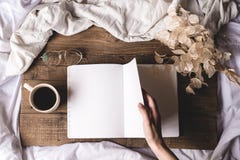 Руки касаясь книге на деревянной доске со стеклами и высушенными цветками стоковая фотография Руки касаясь книге на деревянной доске со стеклами и высушенными цветками стоковая фотография