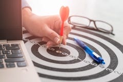 Руки коммерсантки держащ дротики направляя концепцию цели бизнеса цели стоковое изображение rf Руки коммерсантки держащ дротики направляя концепцию цели бизнеса цели стоковое изображение rf