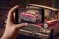 Руки людей фотографируя автомобиль по телефону Винтажный праздничный стоковое фото rf Руки людей фотографируя автомобиль по телефону Винтажный праздничный стоковое фото rf