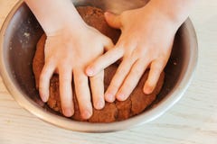Руки маленького ребенка подготавливают тесто, пекут печенья в кухне Близкая поднимающая вверх концепция leasure семьи стоковые изображения rf Руки маленького ребенка подготавливают тесто, пекут печенья в кухне Близкая поднимающая вверх концепция leasure семьи стоковые изображения rf