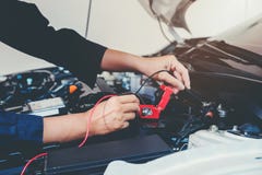 Руки механика автомобиля работая в обслуживании ремонта автомобилей стоковые изображения rf Руки механика автомобиля работая в обслуживании ремонта автомобилей стоковые изображения rf