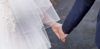 Руки невесты и groom стоковое фото Руки невесты и groom стоковое фото