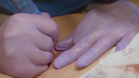 Руки перчаток кремния художника татуировки нося татуируют девушку в студии Взгляд замедленного движения видеоматериал Руки перчаток кремния художника татуировки нося татуируют девушку в студии Взгляд замедленного движения видеоматериал